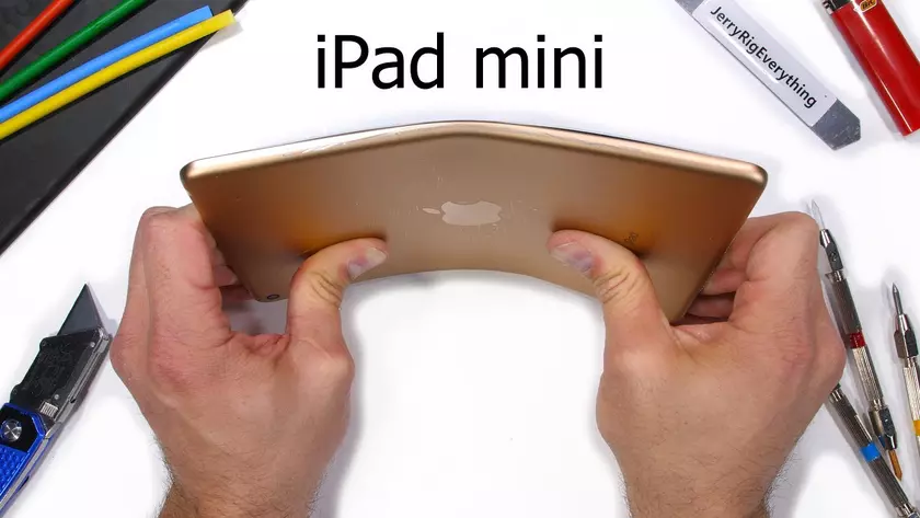Новый iPad mini тоже легко гнется, но не так, как iPad Pro. А вот починить его очень сложно