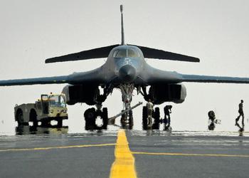 Le bombardier stratégique américain B-1B Lancer survole la Bosnie-Herzégovine.