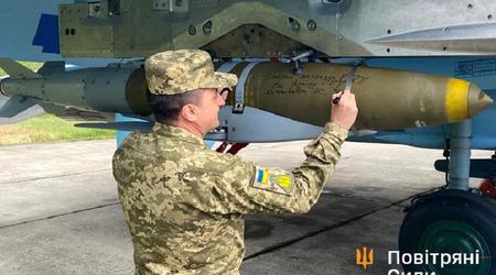 Les chasseurs ukrainiens Su-27 peuvent également lancer des bombes intelligentes JDAM à portée étendue.