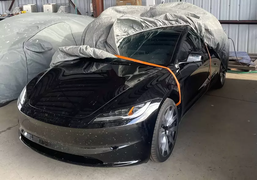 В интернете появилась фотография новой Tesla Model 3 с дизайном в стиле Tesla Roadster