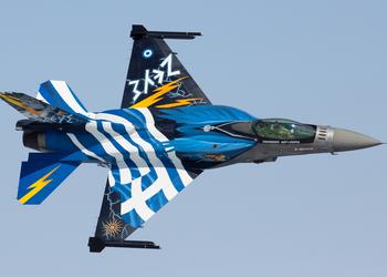 Las fuerzas aéreas griegas evacuan decenas de cazas estadounidenses F-16 Fighting Falcon debido al incendio y las explosiones en un depósito de municiones cerca de una base militar.