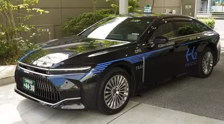 The hydrogen sedan Toyota Crown became a taxi and police car in Japan