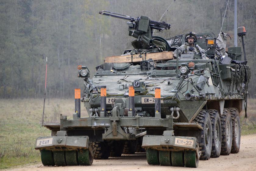 Вооружённые Силы Украины показали на видео броневики M1126 Stryker ICV и M1132 Stryker ESV с минными тралами LWMR