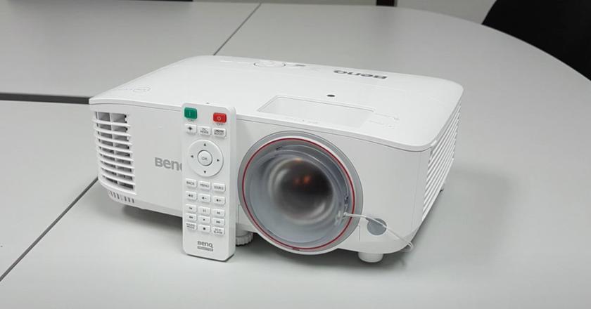 BenQ TH671ST Beamer voor leven in een busje