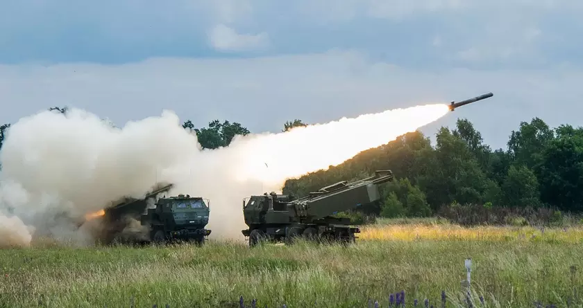 HIMARS уничтожил редкую российскую гаубицу 2С5 «Гиацинт-C» вместе с ракетной системой БМ-21 «Град» и артиллерийской установкой 2С1 «Гвоздика»
