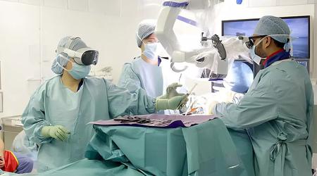 Kirurger utfører den første operasjonen i Storbritannia ved hjelp av Apple Vision Pro-headsetet