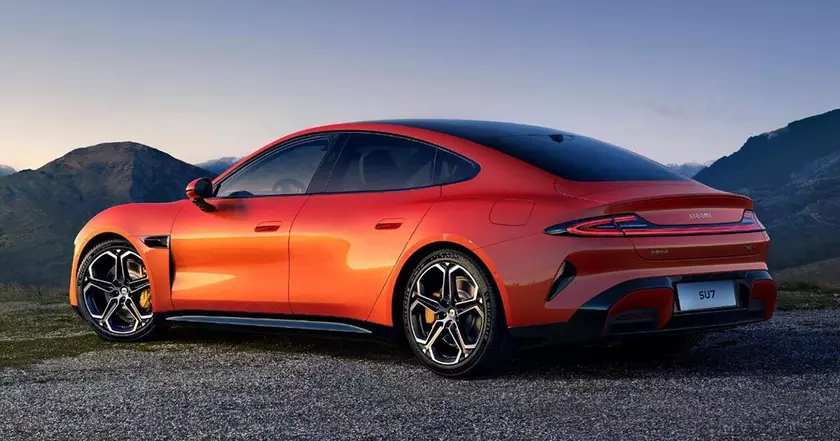 Xiaomi расширяет производство SU7 с аккумуляторами CATL и BYD