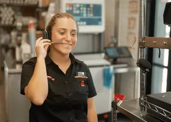 “Большой Брат” следит за сотрудниками Burger King: ИИ-ассистент контролирует вежливость персонала с клиентами