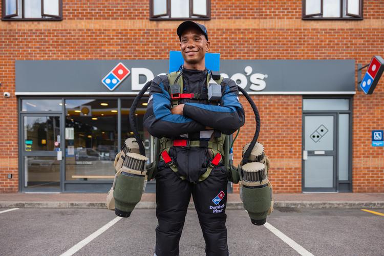 Raketman: Domino's Pizza heeft zijn allereerste jetpak gebruikt om pizza's door de lucht te bezorgen