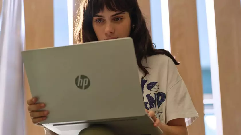 HP представила OmniBook 5 — линейку компактных и мощных ноутбуков, оптимизированных для работы с ИИ