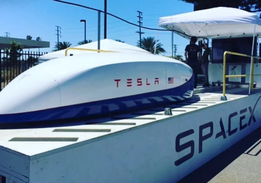 Илон Маск хочет разогнать Hyperloop в половину от скорости звука