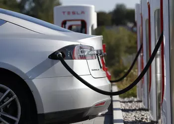 По примеру Apple: Tesla убрала зарядку из комплекта поставки своих электрокаров