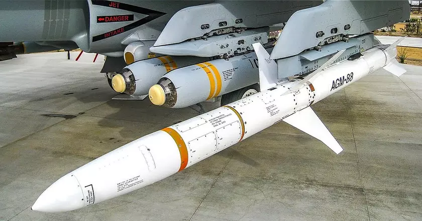США превратят противорадиолокационные ракеты AGM-88 HARM в сверхзвуковые воздушные мишени на замену беспилотникам AQM-37 Typhon