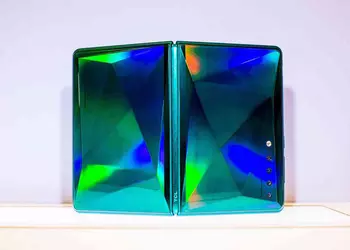 TCL показала на выставке CES свой странный складной смартфон