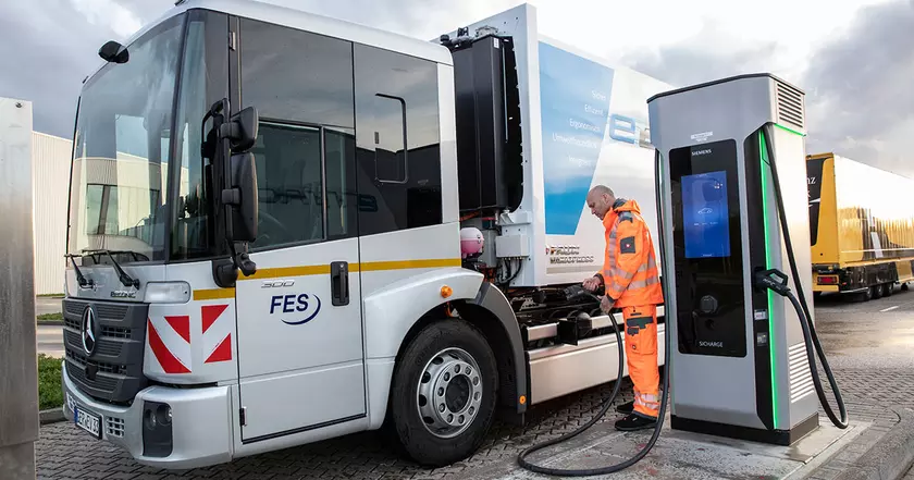 Первая поездка: Электрический грузовик Mercedes-Benz eEconic выходит на дороги