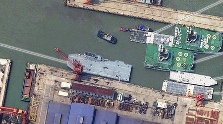 Kina bygger i all hemmelighet verdens første hangarskip for droner (satellittfoto)