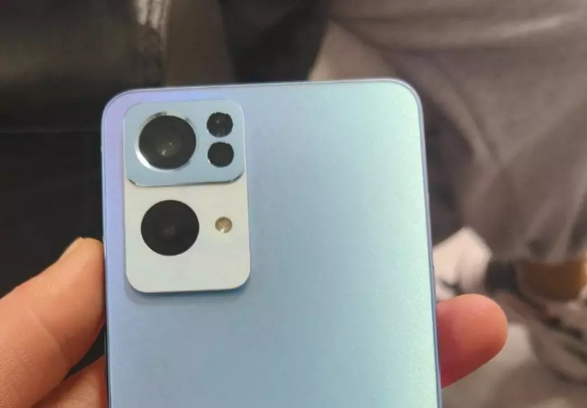 OPPO Reno 7 появился на фотографии с новым дизайном камеры