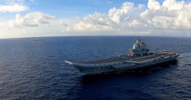Найбільший авіаносець ВМС Китаю Shandong разом з ударною групою повернувся в Південнокитайське море