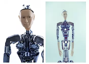 "Смена парадигмы" в роботехнике: робота Alter3 соединили с GPT-4: теперь он умеет делать селфи, играть на воображаемой гитаре и программируется голосом вместо сложных команд