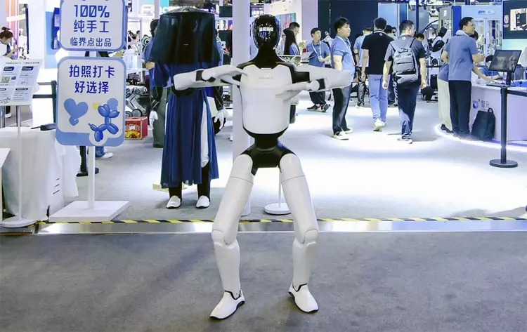 AGIBOT штурмує ринок: 15 000 роботів ...