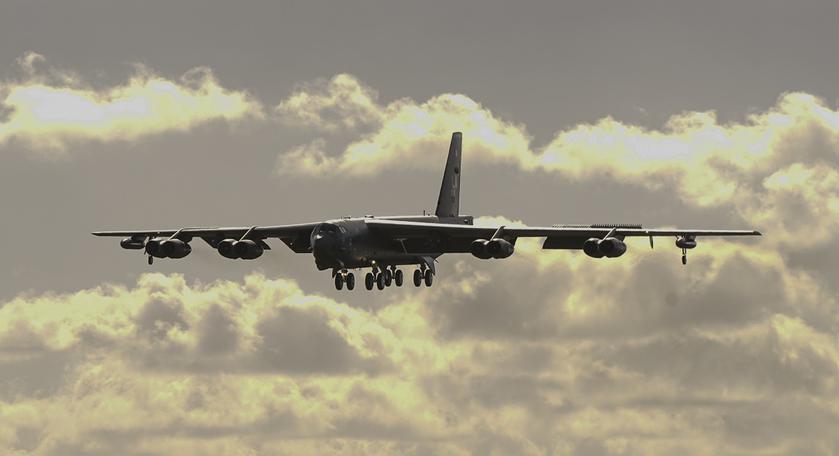 Las Fuerzas Aéreas de EE.UU. inician una modernización de 2.800 millones de dólares de los bombarderos nucleares B-52H Stratofortress; el primer avión recibirá un nuevo radar.