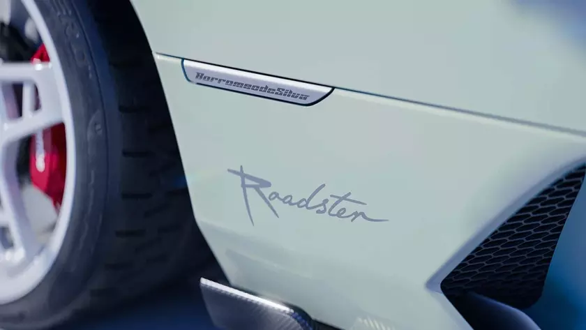 Суперкар Eccentrica V12 Roadster во время презентации