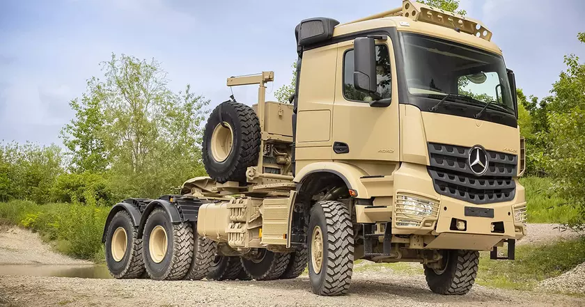 Descubre el Mercedes-Benz Arocs 4042 AS 6x6: Potencia y Diseño en Movimiento