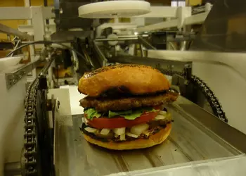 Взгляните: этот робот способен делать 360 гамбургеров в час!