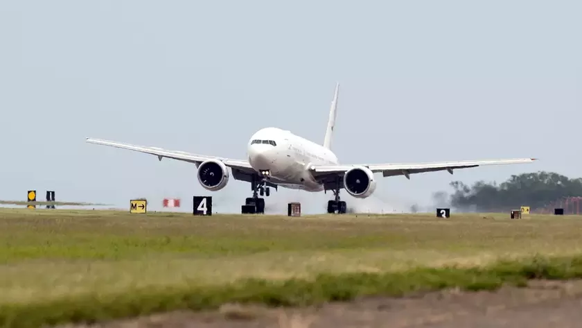 Научный самолет NASA Boeing 777 на аэродроме