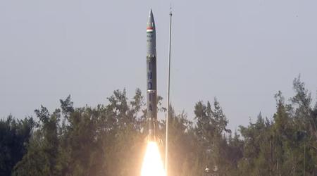 Den indiske hæren har bestilt Pralay ballistiske missiler med en utskytningsrekkevidde på opptil 500 km og hastigheter på over 7400 km/t i sluttfasen.
