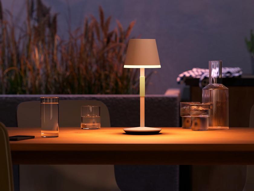 Philips Hue Go, lampada da tavolo portatile con supporto per Amazon Alexa, Google Assistant e Siri, viene presentata in Europa al prezzo di 159 euro.