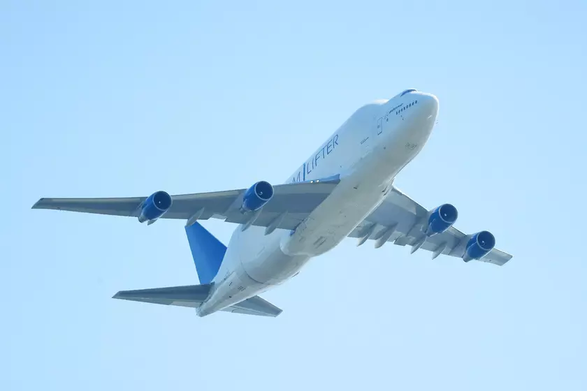 Boeing 747 Dreamlifter потерял 100-кг колесо центральной стойки шасси во время взлёта (видео)