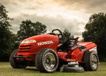 Недетский отжиг: газонокосилка Honda HF2620, разгоняющаяся до 208 км/ч