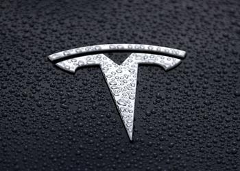 Tesla на автопилоте попала в аварию: двое погибли (обновлено)