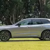 Превью изображения Volvo XC60 2025 года, съемка с боку пассажира