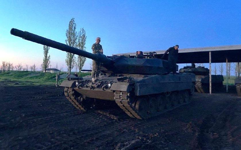 German tanks Leopard 2A6 shot Russian T-62MV in training