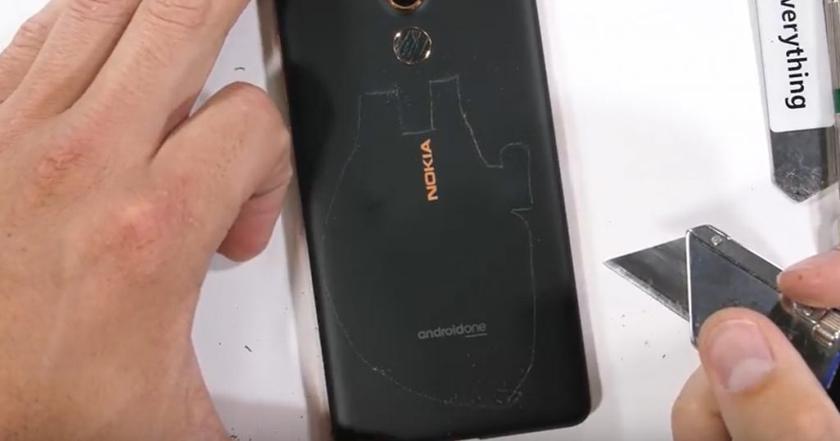 Nokia 7 Рlus прошел тест JerryRigEverything и оказался одним из самых крепких смартфонов