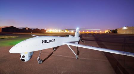 Południowoafrykańska firma Milkor tworzy drona zwiadowczego, który będzie w stanie latać przez 35 godzin z prędkością 150 km/h.