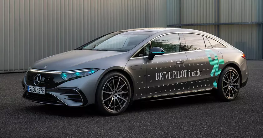 Бирюзовый цвет: Новый знак автономного вождения от Mercedes-Benz