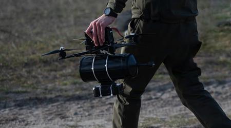 Het ministerie van Defensie van Oekraïne hield een demonstratie van FPV-drones bestuurd via glasvezel