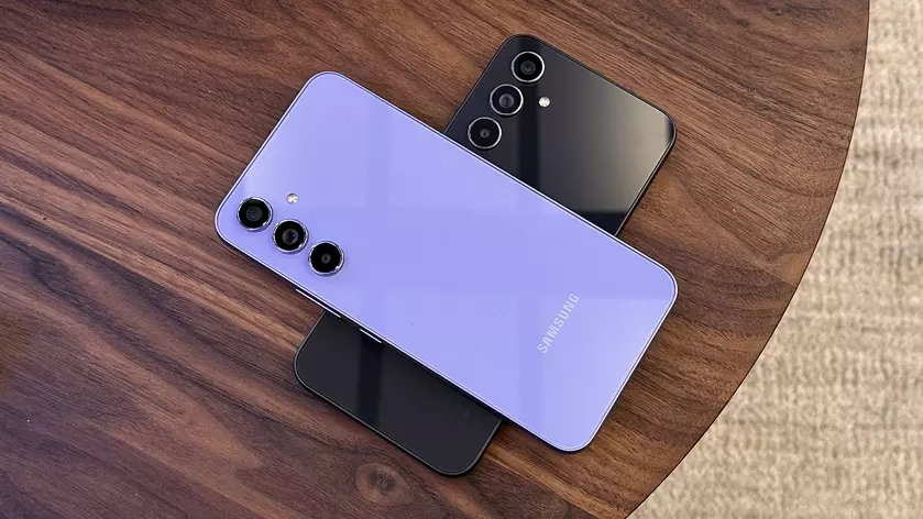 Samsung Galaxy A54 начал обновляться до One UI 6.1