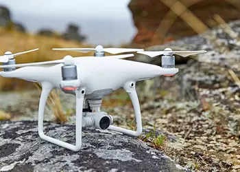Квадрокоптер DJI Phantom 4 умеет огибать препятствия