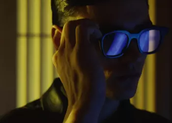 Facebook и Ray-Ban разрабатывают «умные» очки, которые смогут полностью заменить смартфон