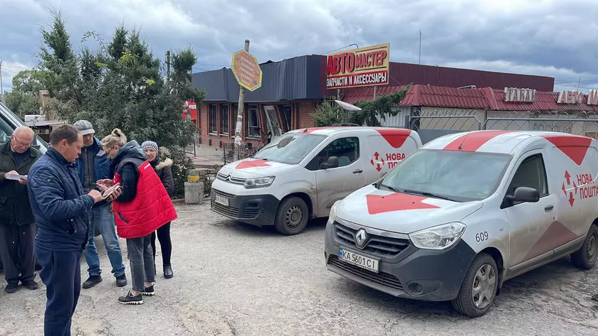 Нова почта возобновила доставку в Изюм и привезла в город терминал спутникового интернета Starlink