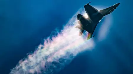 Китай «агресивно» вербує західних пілотів для навчання своїх