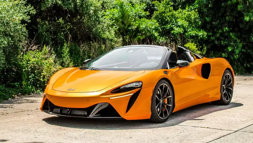 Гибридный суперкар McLaren Artura Spider на дороге