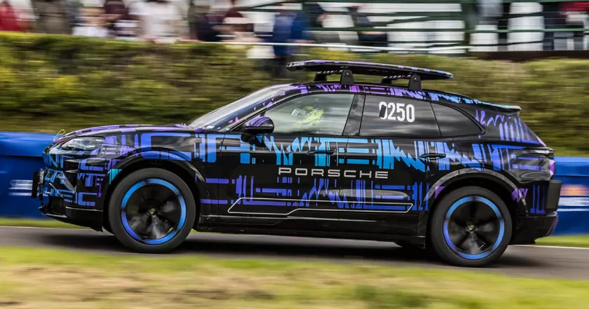 Электрический Porsche Cayenne заметили на тестах в камуфляже
