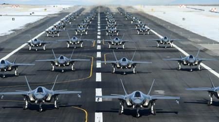 Las Fuerzas Aéreas estadounidenses pagan una media de 82,5 millones de dólares por un caza F-35A, mientras que los F-35B y F-35C cuestan más de 100 millones.