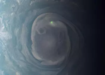 Учёные случайно получили первую в истории фотографию юпитерианской молнии