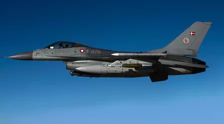 Des images uniques : Volodymyr Zelensky a montré comment les pilotes ukrainiens suivent un programme d'entraînement pour piloter des chasseurs F-16 Fighting Falcon au Danemark.